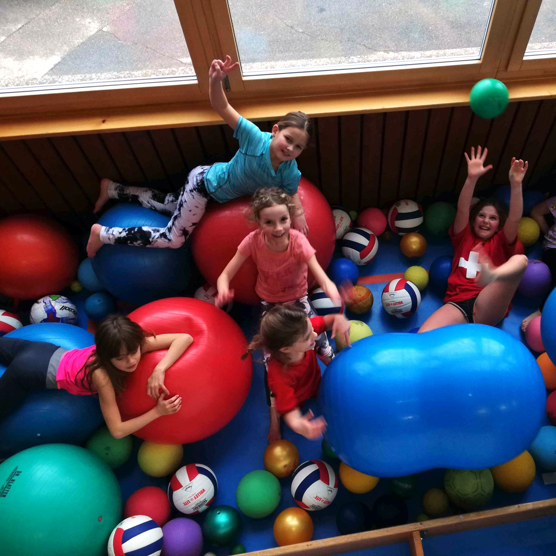 Enfants dans une piscine de balles